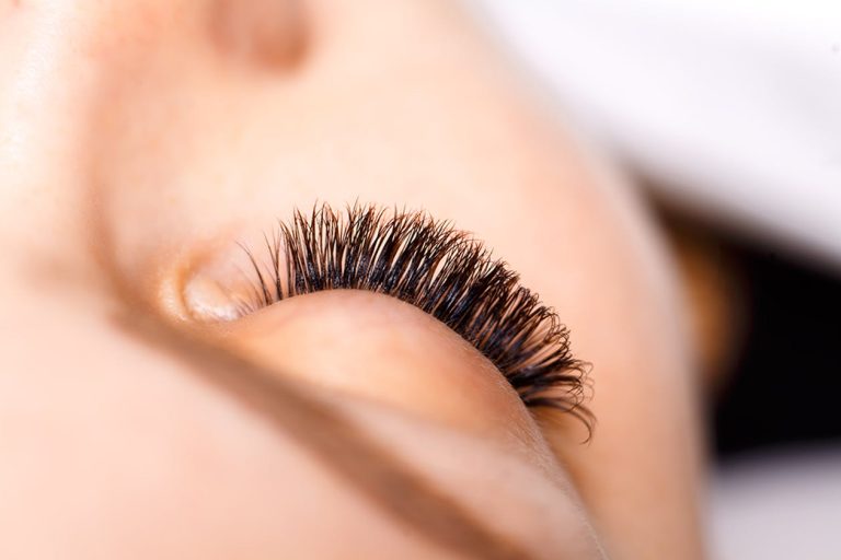 Tips for Applying Castor Oil to Eyelashes Effectively